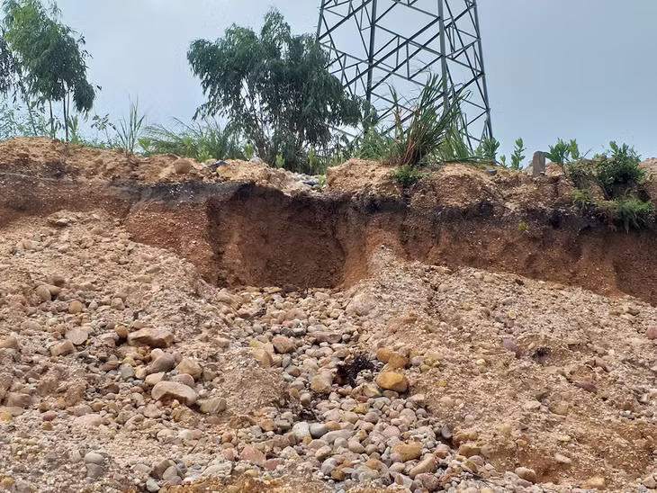 Chân cột điện 220kv bị xói mòn sau đợt mưa to ngày 3/8.
