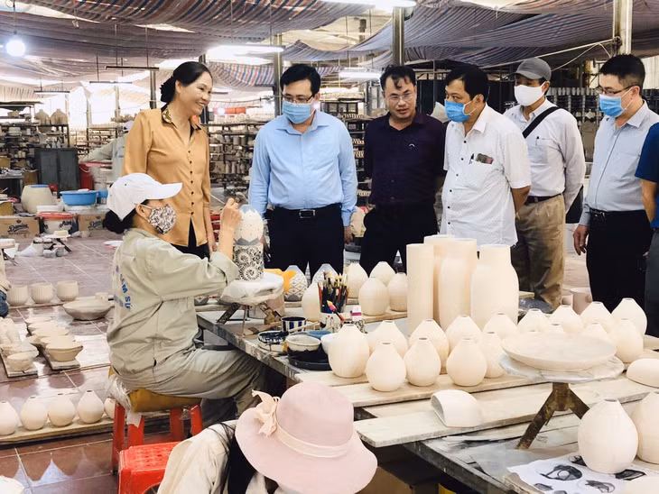 Lãnh đạo Sở KHCN tham quan cơ sở sản xuất gốm sứ của chi nhánh Công ty TNHH Gốm sứ Quang Vinh tại TX Đông Triều.