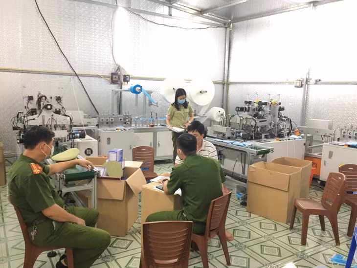 Đội QLTT số 5 và công an phường Hồng Hà kiểm tra cơ sở sản xuất khẩu trang của gia đình bà Chín tại tổ 3, Khu phố 6, Phường Hà Tu, TP Hạ Long