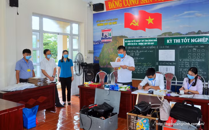 Đồng chí Đặng Huy Hậu kiểm tra các bước trong công tác làm thi.
