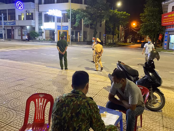 Phường Hoành Bồ ra quân xử lý vi phạm các biện pháp phòng chống dịch Covid-19. 