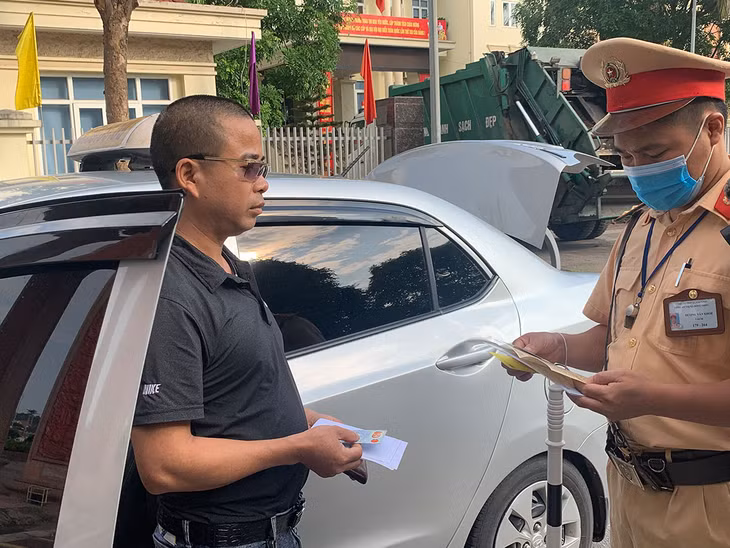 Cán bộ Đội CSGT Công an TX Đông Triều đang kiểm tra hành chính người điều khiển phương tiện tham gia giao thông trên địa địa bàn.