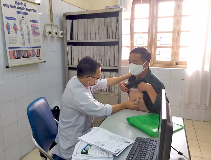 Kiểm tra bệnh lý về tim mạch cho người dân đến khám tại Bệnh viện Đa khoa tỉnh.