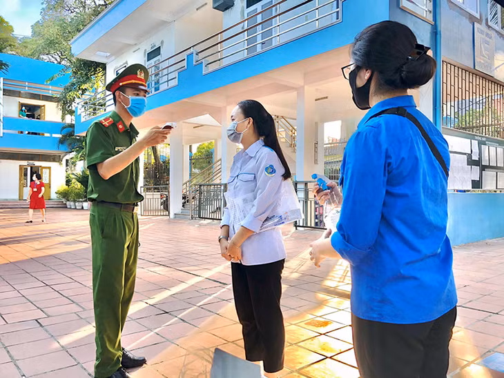  Tuổi trẻ Công an TX Đông Triều tham gia kiểm tra thân nhiệt, phòng chống dịch Covid-19 cho các thí sinh tham gia kỳ thi tốt nghiệp THPT năm 2020.