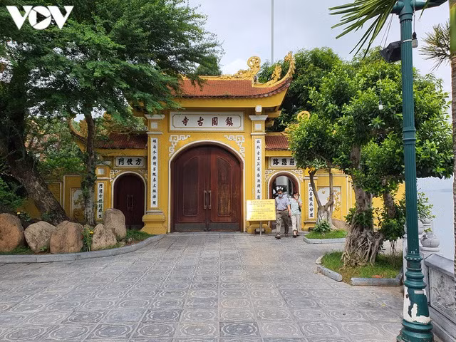 Tại chùa Trấn Quốc, lượng khách cũng vậy