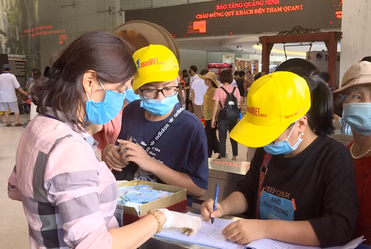 Du khách thực hiện khai báo thông tin trước khi tham quan Bảo tàng Quảng Ninh. Ảnh: Hoàng Quỳnh