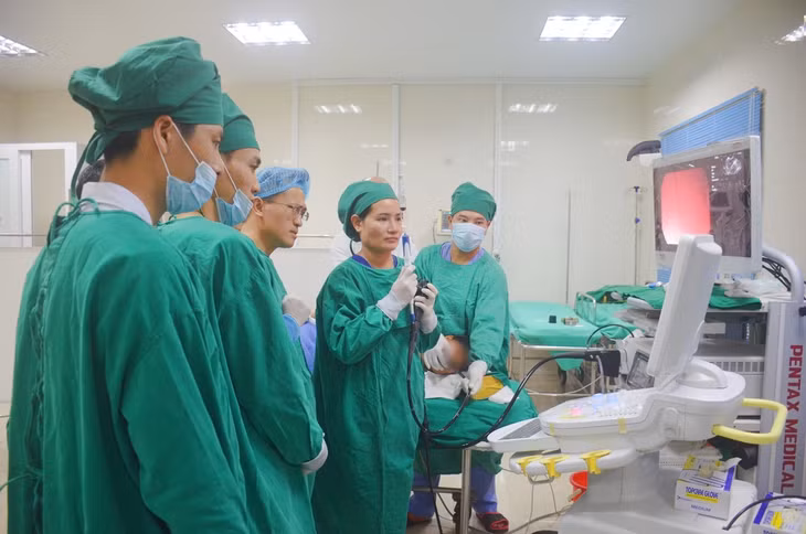  Bác sĩ Lê Thị Kim Liên được chuyên gia y tế từ Úc hướng dẫn trực tiếp kỹ thuật siêu âm nội soi tiêu hóa. - Bác sĩ có thể cho biết rõ hơn về kỹ thuật siêu âm nội soi (SANS) đang được ứng dụng tại Bệnh viện?