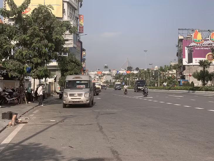 Các phương tiện dừng đỗ không đúng quy định, cách xa vỉa hè gây cản trở giao thông. Ảnh chụp ngày 26/8.