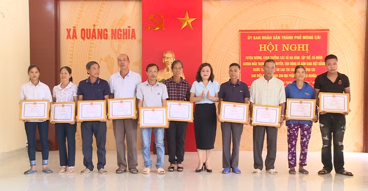 Lãnh đạo TP Móng Cái biểu dương khen thưởng các hộ dân.