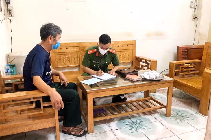 CBCS Đội Quản lý hành chính về trật tự xã hội (Công an TP Uông Bí) nhận hồ sơ và trả kết quả tại nhà cho người già yếu.