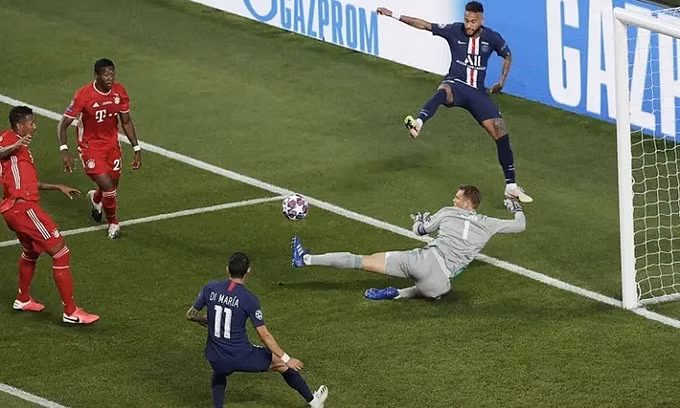 Neuer cản đường chuyền của Neymar cho Di Maria trong hiệp một. Ảnh: EPA.