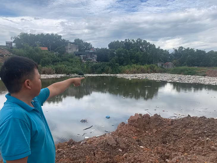 Người dân chỉ cho chúng tôi vị trí các xe đổ rác thải hay vận chuyển vào để đổ. 