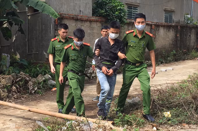 Ngày 22/8, Nguyễn Đức Thủy bị cảnh sát áp giải tới hiện trường để chỉ địa điểm gây án và hung khí. Ảnh: Anh Thư.