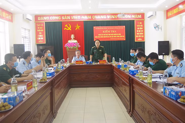 Lãnh đạo Cục Hải quan tỉnh phát biểu tại buổi kiểm tra.