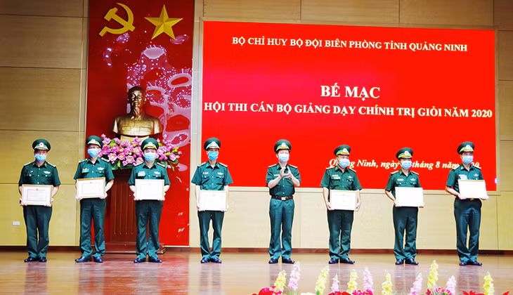 Đại tá Lê Xuân Men, Phó Chính ủy BĐBP tỉnh trao giấy khen cho các đồng chí đạt giải. 