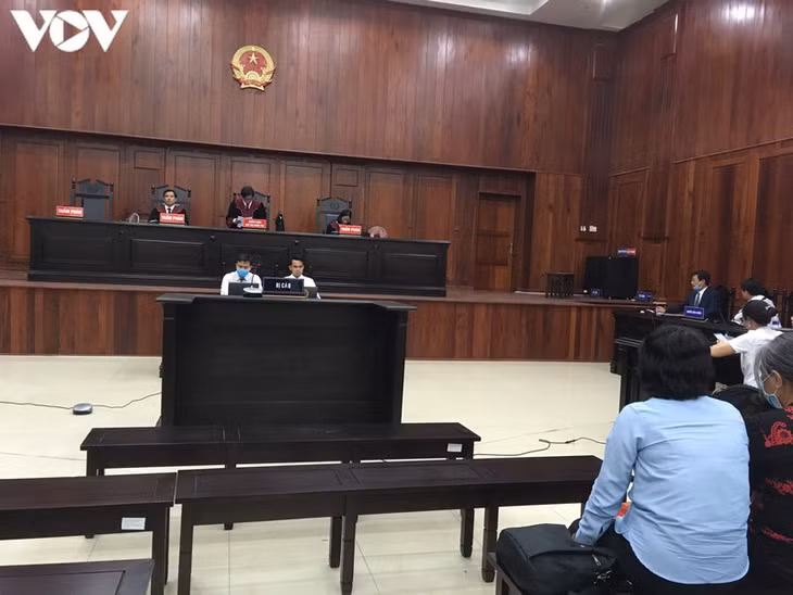  Mặc dù bị cáo Hứa Thị Phấn vắng mặt do lớn tuổi, sức khỏe yếu, nhưng phiên tòa vẫn diễn ra.