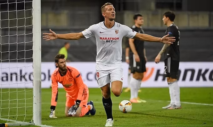 De Jong ghi bàn ấn định tỷ số khi một mình giữa năm cầu thủ Man Utd trong vòng cấm. Ảnh: Reuters.