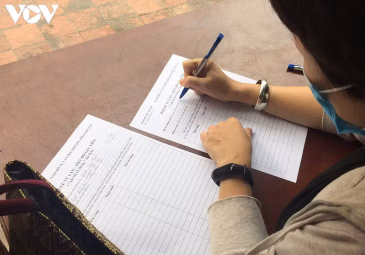 Tại chùa Phúc Khánh, người dân đăng kí và làm lễ trực tuyến.