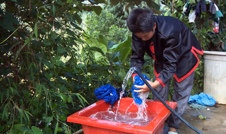 Người dân xã Đồng Văn, huyện Bình Liêu, sử dụng nước sinh hoạt hợp vệ sinh từ Đề án 2085.