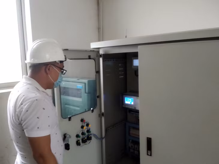 Vận hành hệ thống quan trắc môi trường tự động, quan trắc nguồn nước trước khi thải ra môi trường.