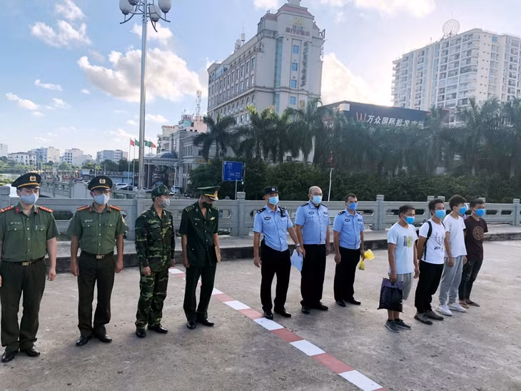 ực lượng Quản lý xuất nhập cảnh, Công an tỉnh Quảng Ninh bàn giao đối tượng quốc tịch Trung Quốc vi phạm quy định xuất nhập cảnh cho cơ quan chức năng thành phố Đông Hưng, tỉnh Quảng Tây, Trung Quốc