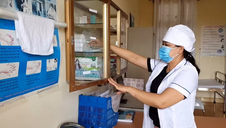 Nhân viên y tế trường Mầm non Hoa Hồng (thị trấn Tiên Yên) kiểm tra tủ thuốc tại trường.
