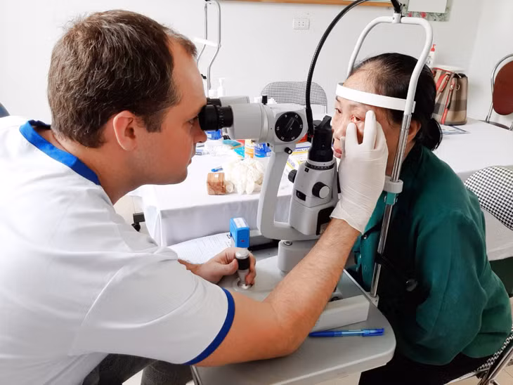 Bệnh viện Mắt quốc tế Việt – Nga Hạ Long đã tổ chức khám mắt nhân đạo cho gần 2.000 người cao tuổi tại 2 TX Đông Triều và huyện Cô Tô.