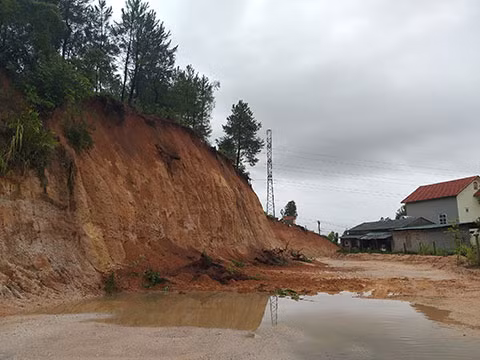 Mái ta luy tại vị trí cột điện 110kv bị sạt lở sau đợt mưa lớn. Ảnh chụp ngày 31/7. 