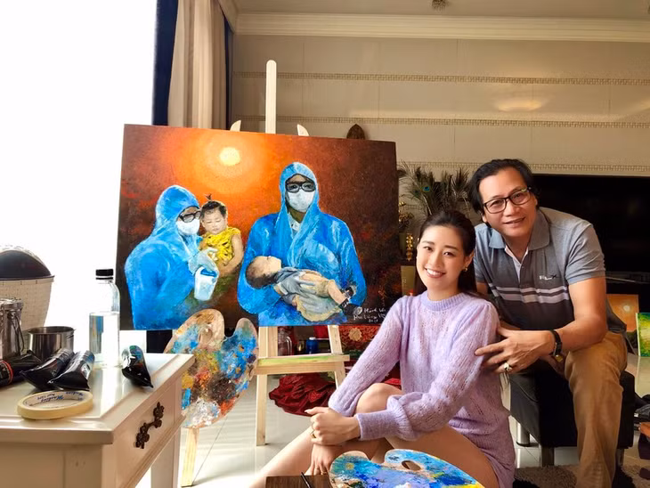 Hoa hậu Khánh Vân và bố hoàn thành bức tranh đặc biệt mang tên “Những trái tim dũng cảm”.