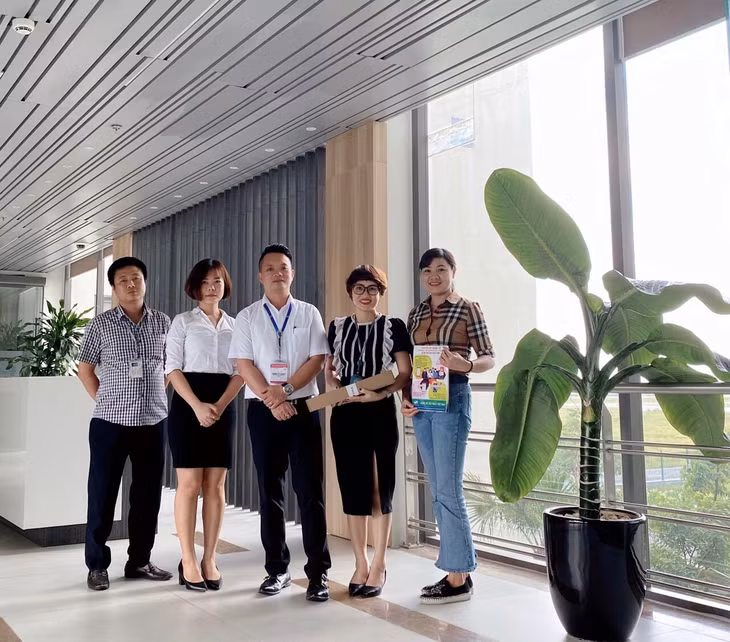 Viettel Quảng Ninh bàn giao sim cho đại diện Sân bay Vân Đồn vào ngày 24/8.