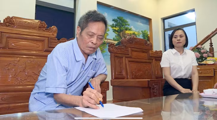 Ông Phạm Văn Lĩnh, xã Đài Xuyên, huyện Vân Đồn ký bàn giao mặt bằng 