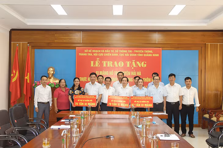 Lãnh đạo các sở, ngành của tỉnh trao tặng xi măng cho huyện Hải Hà.