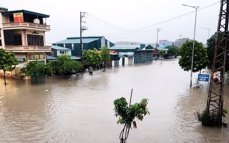 Khu vực phường Hà Phong mưa lớn cũng gây ngập lụt làm ảnh hưởng đến việc đi lại của người dân.