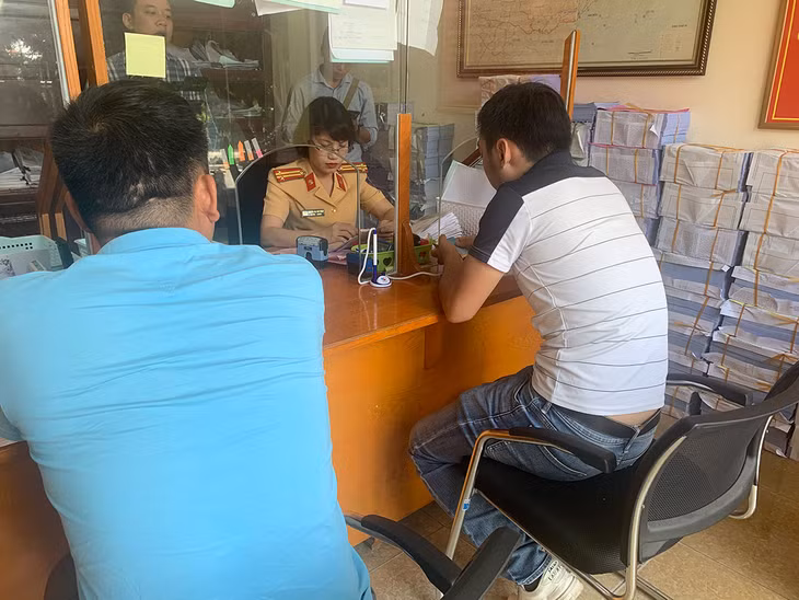 Người dân đến Đội tuyên truyền-Điều tra giải quyết vi phạm và xử lý tai nạn để làm thủ tịc nộp phạt.