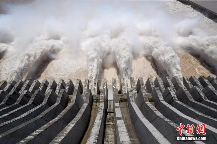 Đập Tam Hiệp xả lũ hôm 31/7. Ảnh: Chinanews.jpg