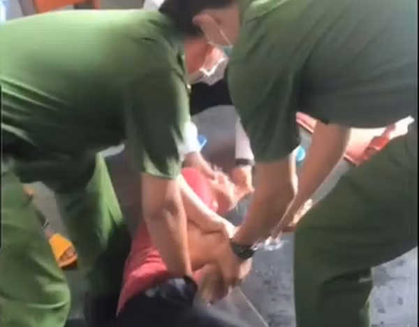  Đối tượng Hào uống thuốc trừ sâu được công an can ngăn, xúc miệng và đưa đi cấp cứu.