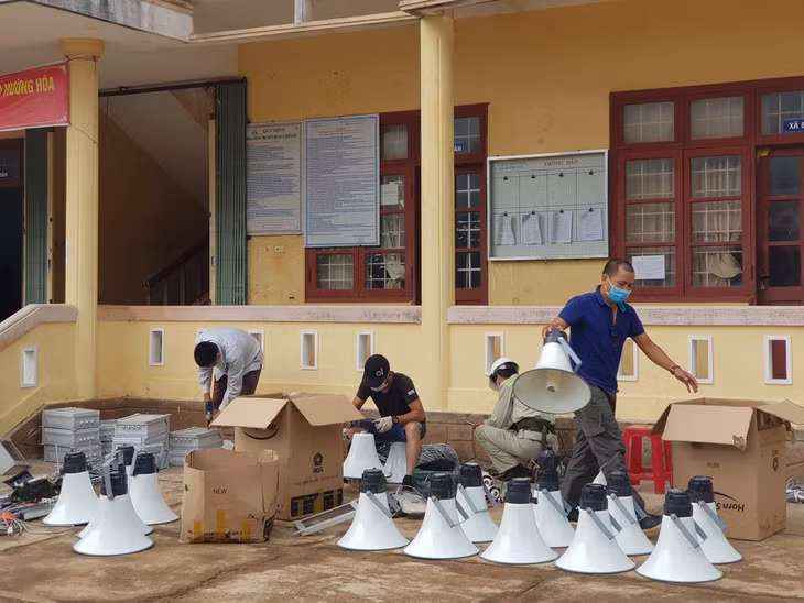 Chỉ trong một ngày, đội ngũ kỹ thuật đã nhanh chóng lắp đặt 10 cụm loa với 31 chiếc loa mới, kịp thời chuyển tải thông tin tuyên truyền phòng/chống dịch Covid – 19 tới người dân xã Hướng Tân (huyện Hướng Hóa, tỉnh Quảng Trị).