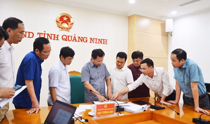 Đồng chí Cao Tường Huy xem xét hồ sơ vụ việc liên quan.