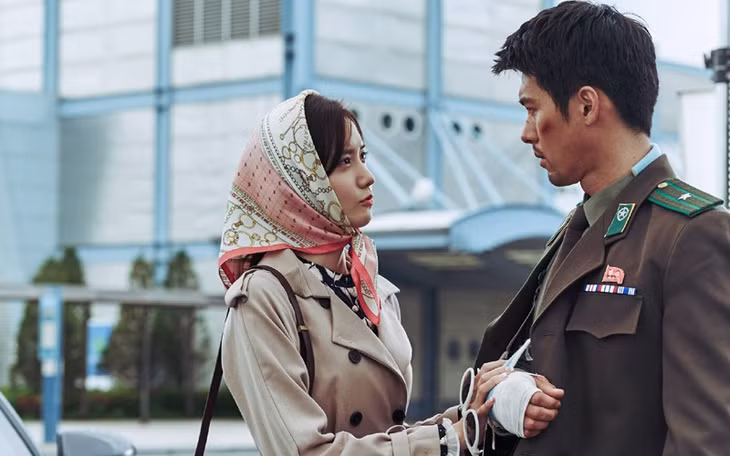 Chuyện tình cô gái Hàn Quốc Yoona và anh lính Triều Tiên Hyun Bin.