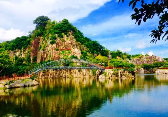 Một trong những lòng hồ thuộc Thiện viện Trúc lâm 
