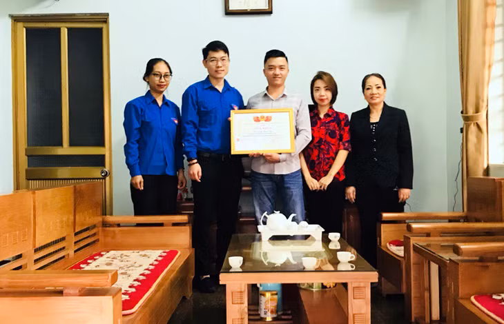 Đại diện UBND phường Hà Tu (TP Hạ Long) tặng giấy khen biểu dương vợ chồng anh Đinh Thanh Hải - Hoàng Thị Khánh Vy đã chủ động hoãn tổ chức đám cưới trong đợt dịch Covid-19. (Ảnh nhân vật cung cấp)