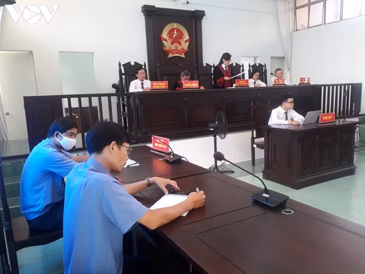 Hội đồng xét xử tuyên án.