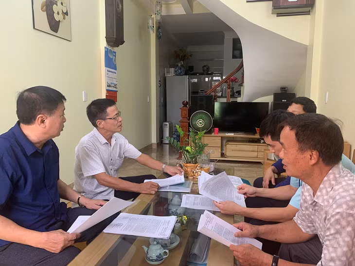 Ông Vũ Tiến Kiên, Bí thư, Khu trưởng khu 4A phường Cao Xanh (ngoài cùng bên trái) đang trao đổi với người dân trên địa bàn.