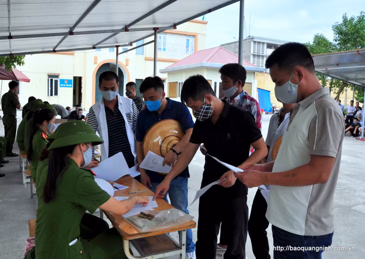 Và hoàn thiện hồ sơ, phát tiền hỗ trợ đi lại cho các phạm nhân được ra tù trước thời hạn.