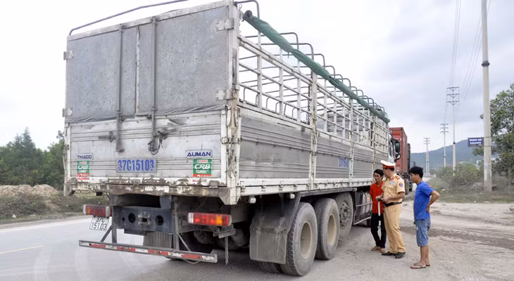  CSGT Công an tỉnh kiểm tra các phương tiện, nhằm kịp thời phát hiện, ngăn chặn vận chuyển trái phép tài nguyên, khoáng sản.
