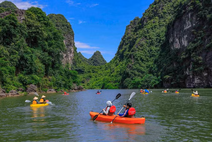 Du khách tham gia nên chuẩn đồ bảo hộ cơ bản như mũ, khăn, găng tay, kính, kem chống nắng, một bộ quần áo. Ảnh: Khu Du lịch sinh thái Tràng An