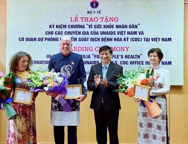 Bộ Y tế tổ chức lễ trao Kỷ niệm chương “Vì sức khỏe nhân dân” cho các chuyên gia nước ngoài tại Việt Nam. (Ảnh: PV/Vietnam+)