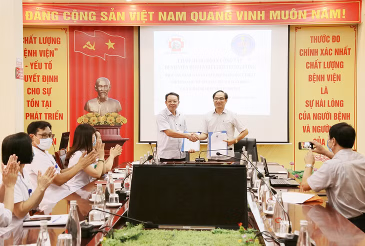  Bệnh viện Nhiệt đới Trung ương và Bệnh viện Đa khoa tỉnh Quảng Ninh ký kết chuyển giao gói “Kỹ thuật xử trí tuần hoàn ở bệnh nhân truyền nhiễm”.