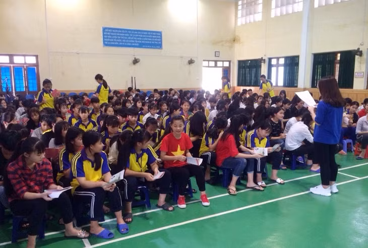 CLB Vị thành niên với giáo dục tình dục toàn diện (Trường PTDT Nội trú tỉnh) tổ chức sôi nổi, hiệu quả các hoạt động thu hút đông đảo các em vị thành niên tham gia.