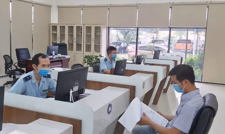 Giao dịch tại Chi cục Hải quan cửa khẩu cảng Hòn Gai.